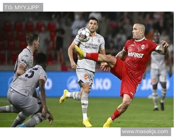 当绿茵巨星突然被推倒全场震惊裁判判罚引发热议