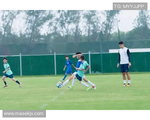 小孩偶遇球星与其共踢足球展现梦想与勇气的瞬间