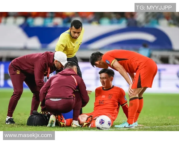 被足球砸中三次的球星:意外遭遇背后的坚毅与坚持 被足球砸中三次的球星:意外遭遇背后的坚毅与坚持